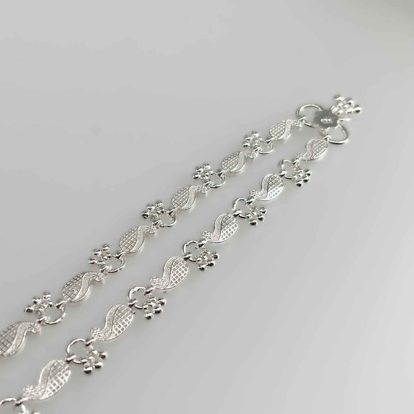 Elegant Silver Leaf Motif Anklet